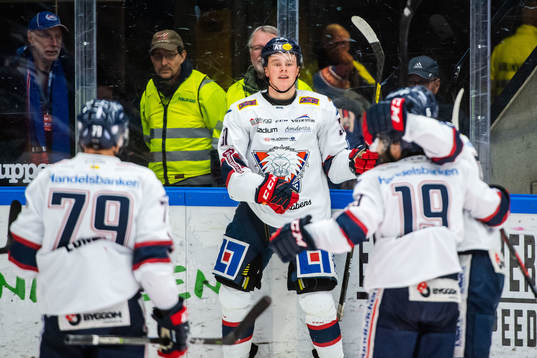Linköpings Olle Lycksell jublar med lagkamrater