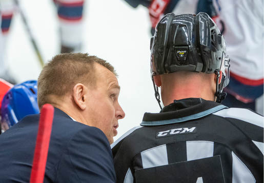 Linköpings tränare Bert Robertsson samtalar med domaren