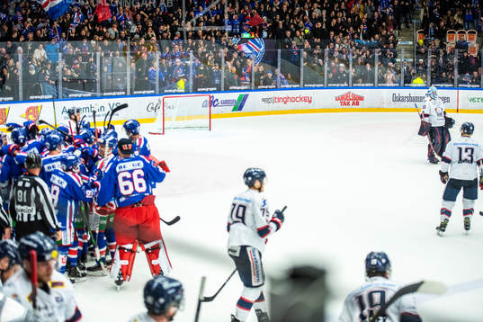 Oskarshamns spelare jublar medan Linköpings målvakt Jonas