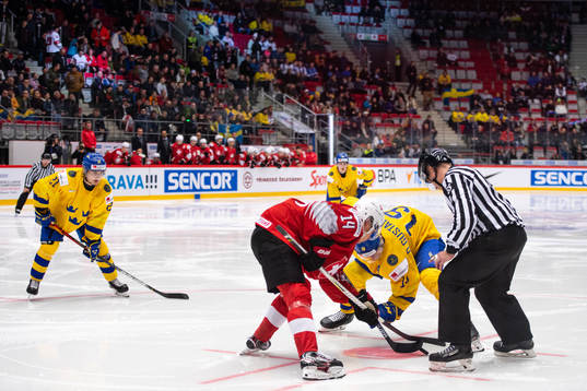 Faceoff between Sandro Schmid of Switzerland and David