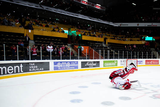 Timrås målvakt Victor Brattström jublar