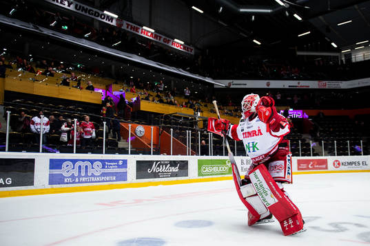 Timrås målvakt Victor Brattström jublar