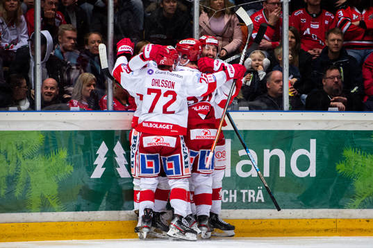 Timrås Jonathan Dahlén jublar med lagkamrater
