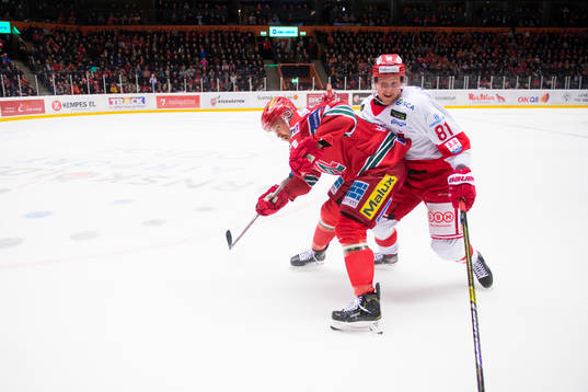 Modos Magnus Häggström tacklar Timrås Jens Lööke