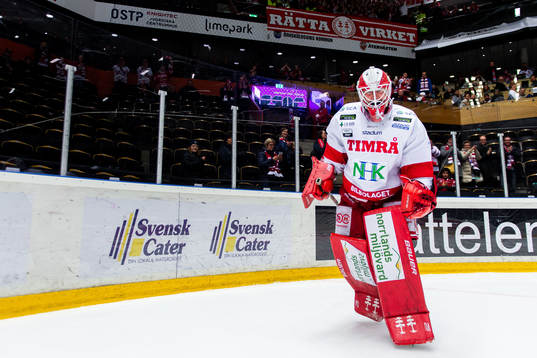 Timrås målvakt Victor Brattström jublar