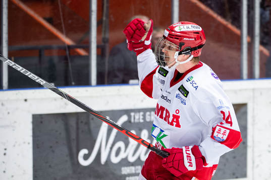Timrås Sebastian Hartmann jublar