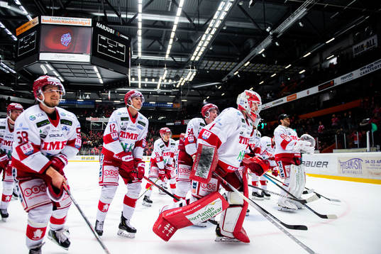 Timrås målvakt Victor Brattström jublar med lagkamrater