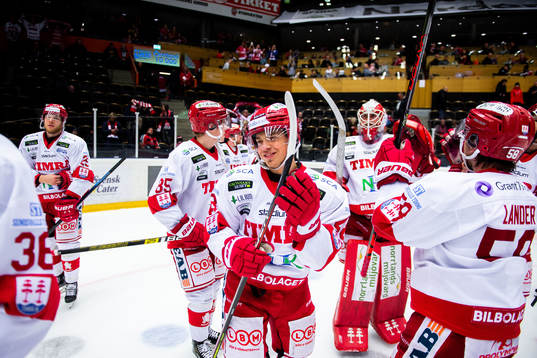 Timrås spelare jublar