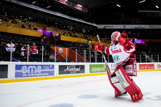 Timrås målvakt Victor Brattström jublar