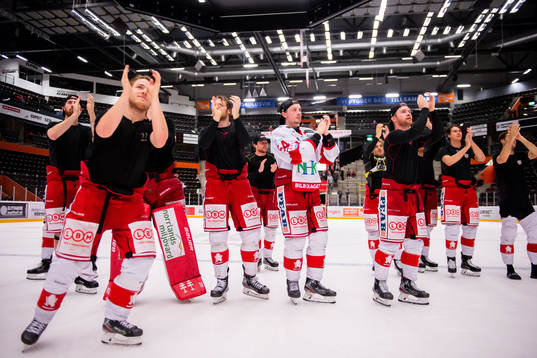 Timrås spelar jublar mot supportrar