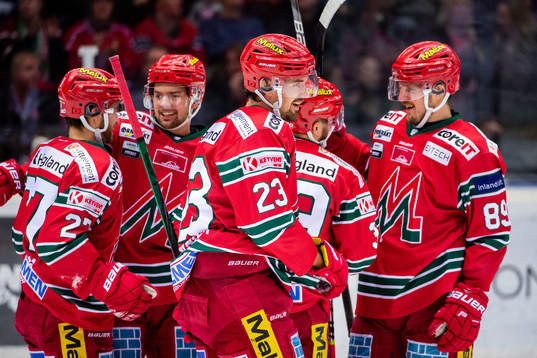 Modos Daniel Sylwander jublar med lagkamrater