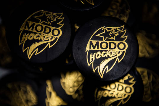 Puckar med Modos logotyp