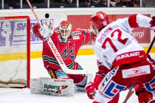 Modos målvakt Linus Lundin med en räddning