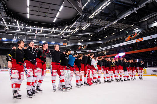 Timrås spelar jublar mot supportrar