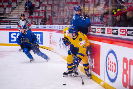 Denis Chaporov of Kazakhstan and Nils Höglander of Sweden