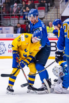 Nils Höglander of Sweden against Tamirlan Gaitamirov of