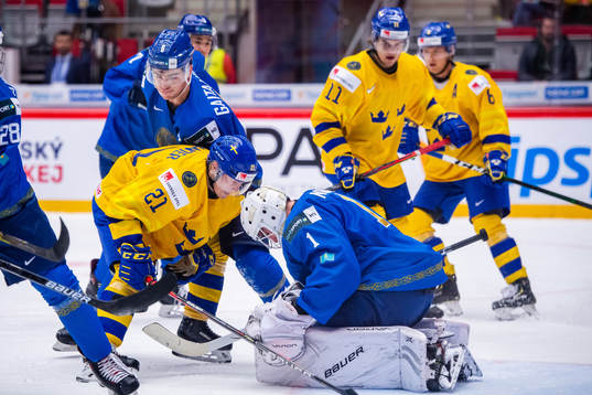Nils Höglander of Sweden against Tamirlan Gaitamirov and