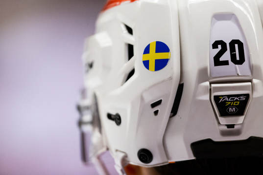 En svensk flagga på en hjälm