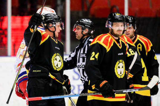 Brynäs Linus Ölund jublar med lagkamrater
