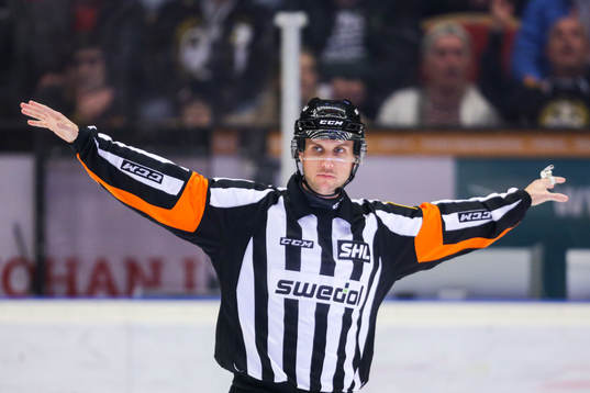 Domare Patric Bjälkander dömmer bort Brynäs 2-0 mål