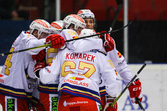 Malmö Redhawks Carl Persson jublar med lagkamrater