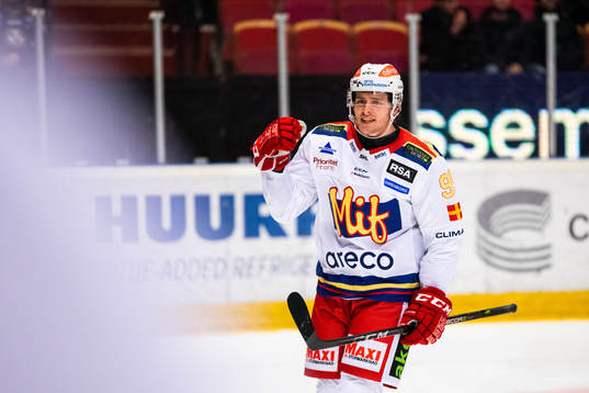 Malmö Redhawks Carl Persson jublar