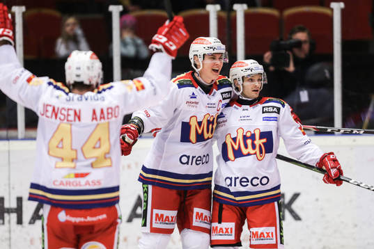 Malmö Redhawks Fredrik Händemark jublar med lagkamrater