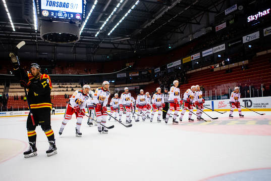 Brynäs Josef Ingman tackar publiken samtidigt som Malmös