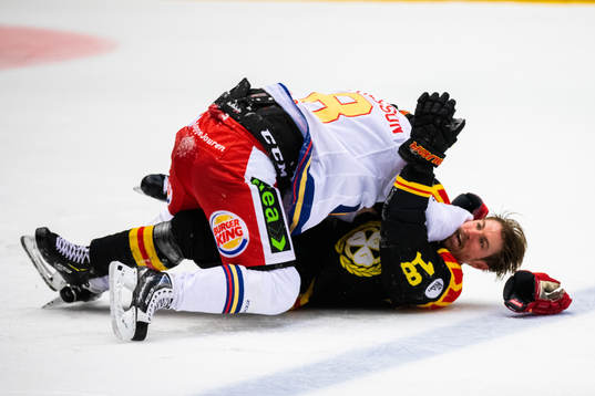 Malmö Redhawks Johan Olofsson och Brynäs Anton Rödin i