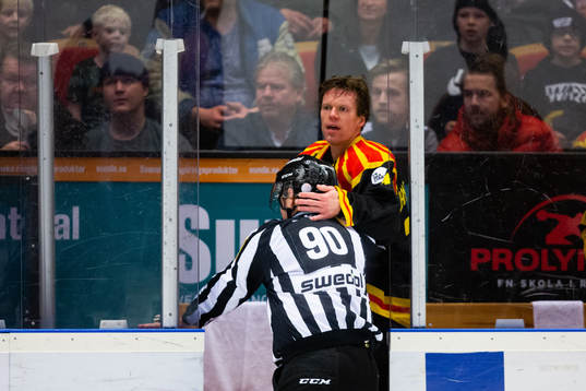 Brynäs Nicklas Danielsson och Linjedomare Emil Wernström