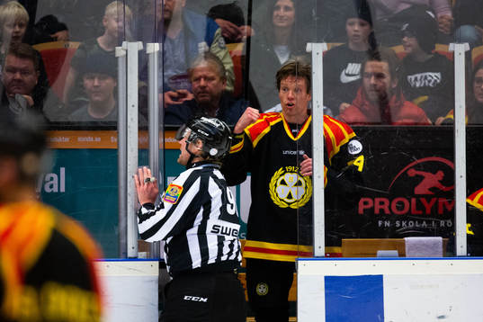 Brynäs Nicklas Danielsson och Linjedomare Emil Wernström