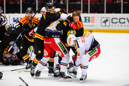 Brynäs Anton Rödin och Malmö Redhawks Johan Olofsson i