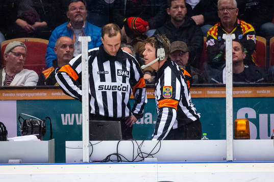 Domare Patric Bjälkander och Daniel Winge videogranskar