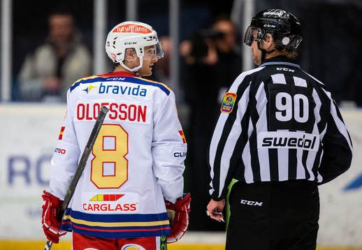 Malmö Redhawks Johan Olofsson och Linjedomare Emil