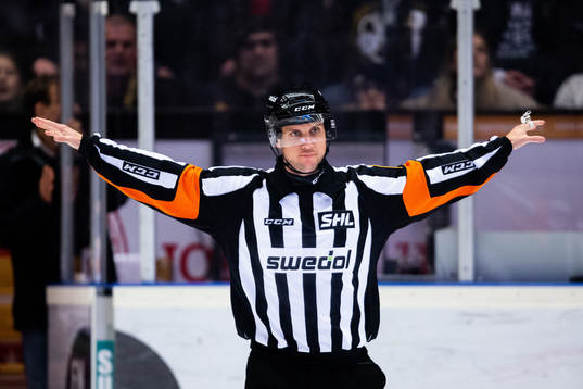 Domare Patric Bjälkander dömmer bort Brynäs 2-0 mål