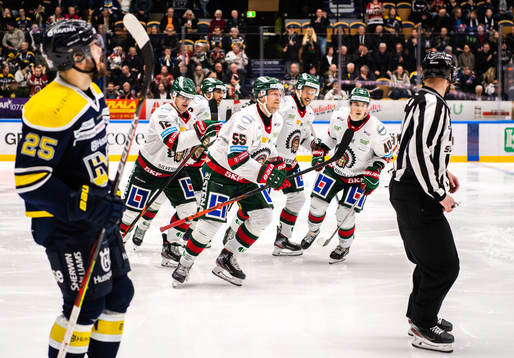 Frölundas Joel Mustonen jublar med lagkamrater