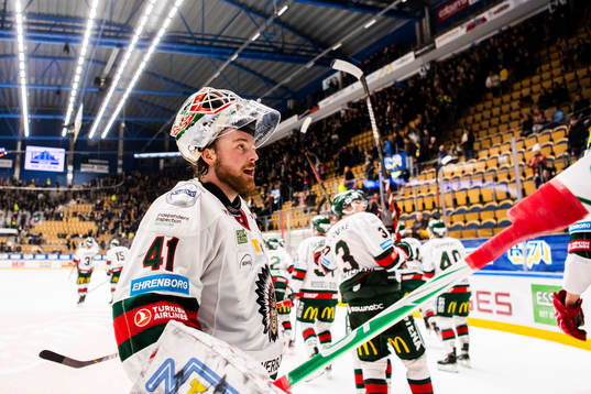 Frölundas målvakt Niklas Rubin jublar