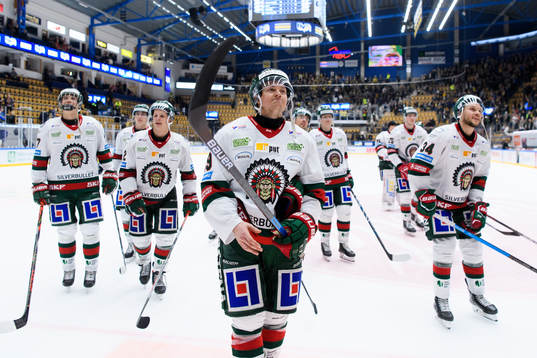 Frölundas Rhett Rakhshani tackar publiken