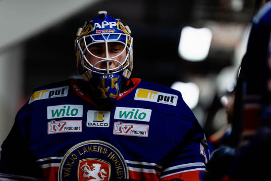 Växjös målvakt Viktor Andrén före ishockeymatchen i
