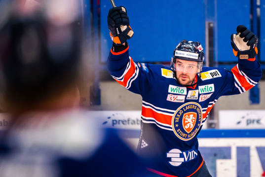 Växjös Tim Erixon jublar