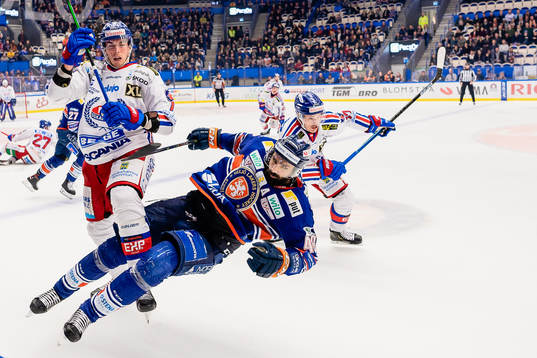Oskarshamns Joakim Thelin  tacklar Växjös Daniel Rahimi