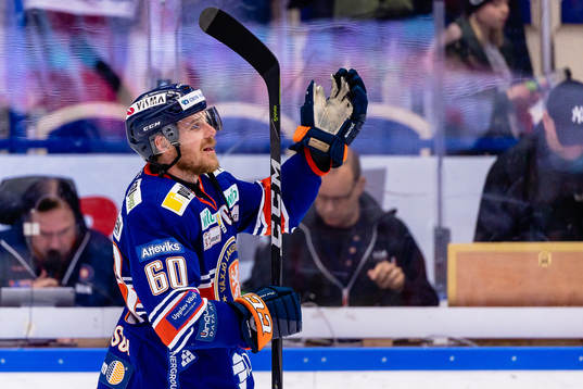 Växjös Erik Josefsson jublar