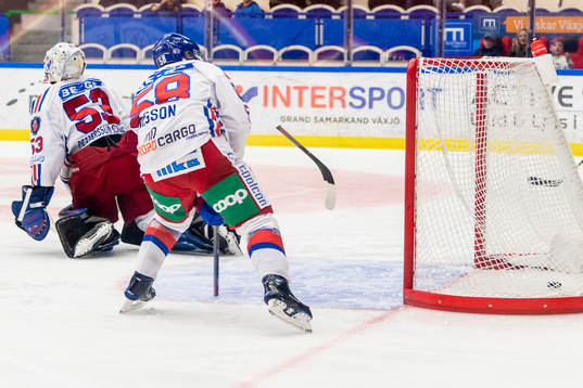 Oskarshamns Oskar Nilsson deppar och slår av sin klubba
