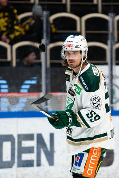 Färjestads Linus Johansson värmer upp