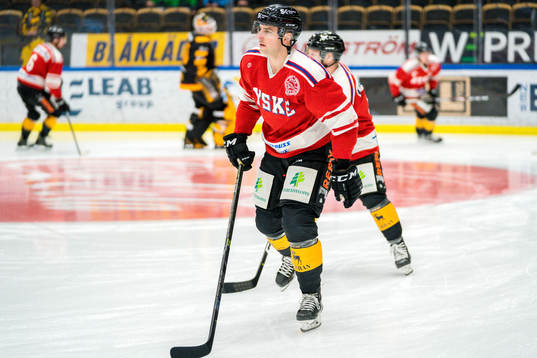 Skellefteås Joakim Lindström med Byskes tröjor