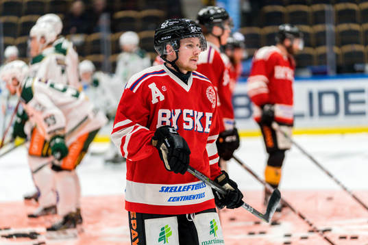 Skellefteås Niclas Burström  med Byskes tröjor