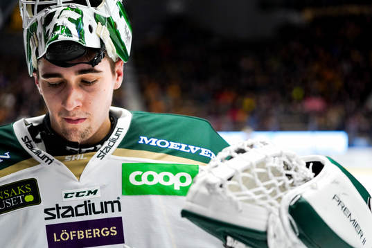 Färjestads målvakt Arvid Holm deppar