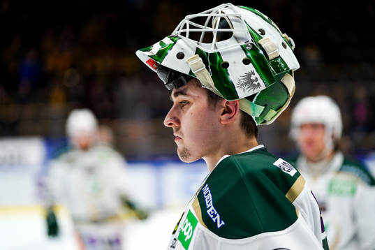 Färjestads målvakt Arvid Holm deppar