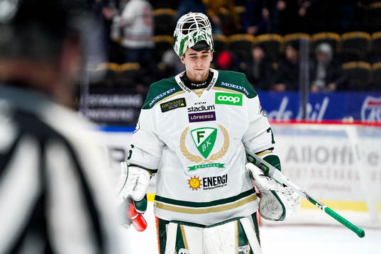 Färjestads målvakt Arvid Holm deppar