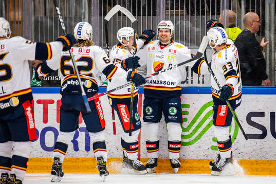 Djurgårdens Jacob Josefson jublar med lagkamrater